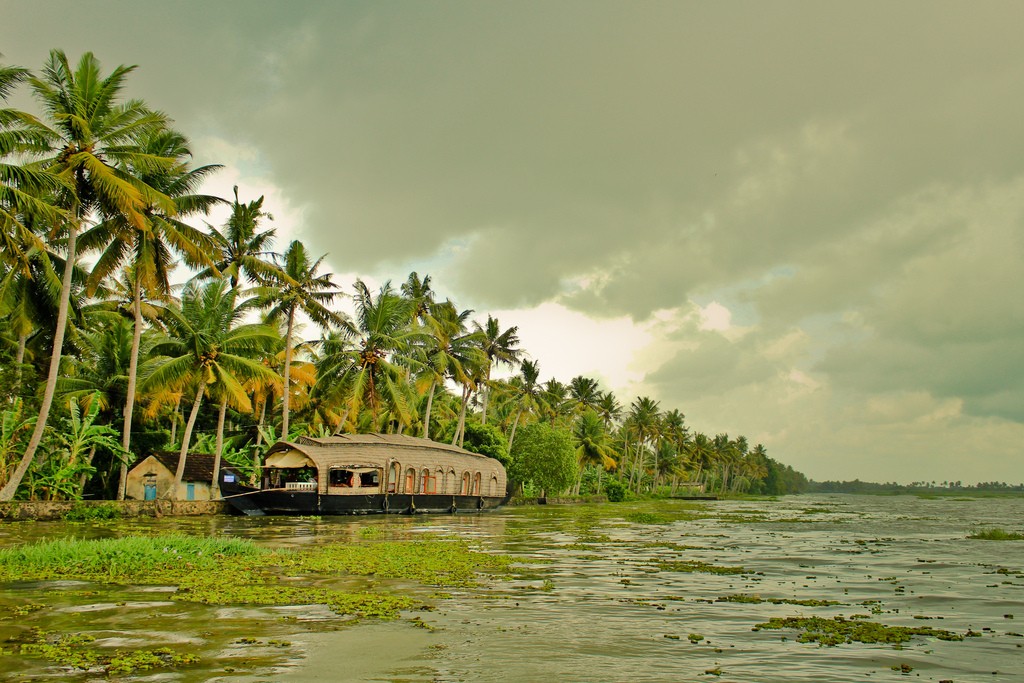 Kerala monsoon houseboat